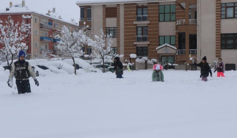 Erzincanda-Kar-Nedeniyle-Egitim-1-Gun-Daha-Durduruldu-featured