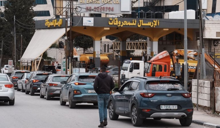 Ramallah039taki-benzin-istasyonlari-onunde-kuyruklar-olustu-featured