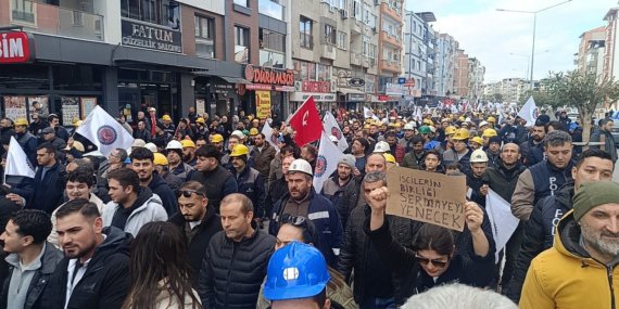 Soma Madencilerinden Maaş Hakkı İçin Şehir Merkezine Yürüyüş