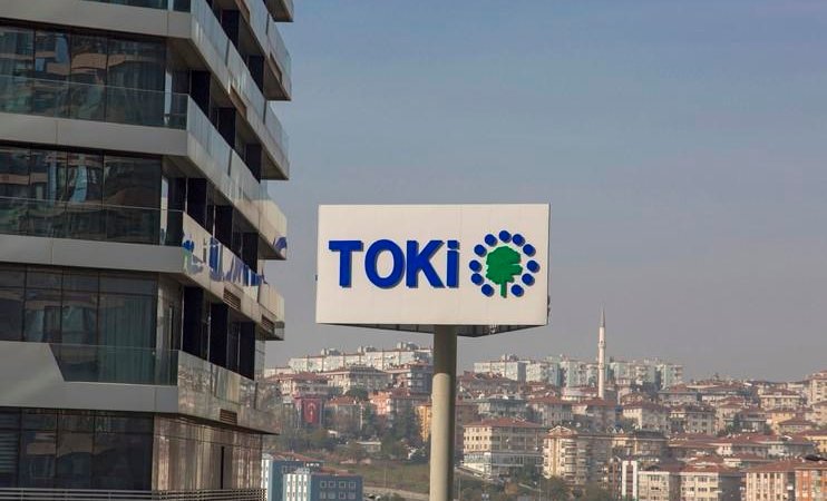 Istanbul Fikirtepe urban transformation and TOKİ (Republic of Turkey Mass Housing Administration) sign.