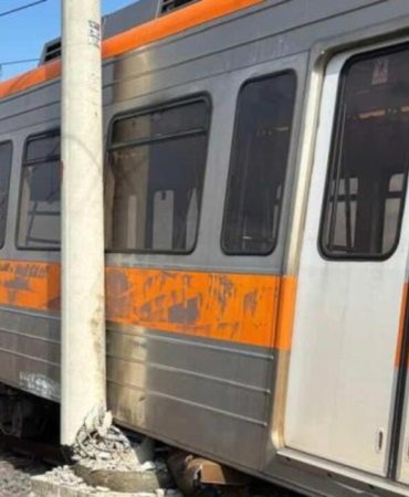 Adana039da-metro-raydan-cikip-direge-carpti-Yolcular-tahliye-edildi-featured