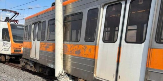 Adana'da metro raydan çıkıp direğe çarptı: Yolcular tahliye edildi