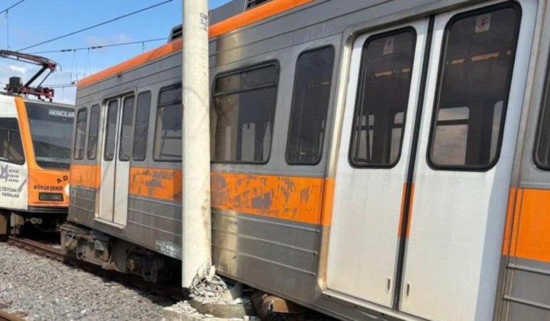 Adana039da-metro-raydan-cikip-direge-carpti-Yolcular-tahliye-edildi-featured