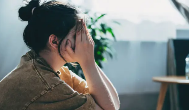 Dijital-Siddet-Kadinlar-Cevrimici-Dunyada-Ciddi-Tehdit-Altinda-featured