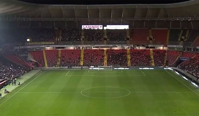 Gaziantep-Fenerbahce-Maci-Isik-Sorunu-Nedeniyle-Gecikti-featured