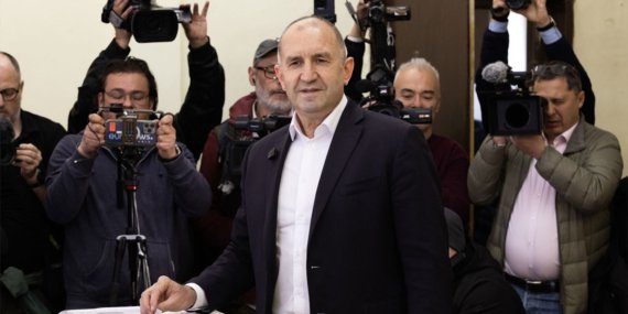 Eski Cumhurbaşkanı Radev, Bulgaristan’da Genel Seçimi Farklı Kazandı
