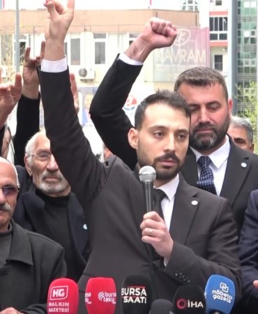 IYI-Parti8217de-Pes-Pese-Istifalar-Gerceklesti-featured