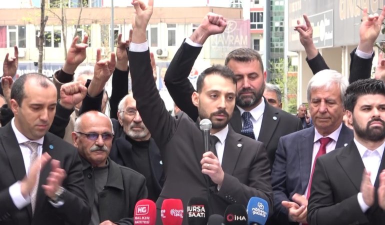 IYI-Parti8217de-Pes-Pese-Istifalar-Gerceklesti-featured