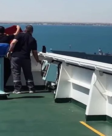 Turk-denizciler-Suveyste-savas-gemilerini-bayrakla-selamladi-featured