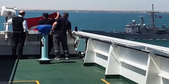 Türk denizciler, Süveyş’te savaş gemilerini bayrakla selamladı