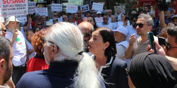 Eskişehir’deki emekli eyleminde CHP’li Jale Nur Süllü’ye protesto